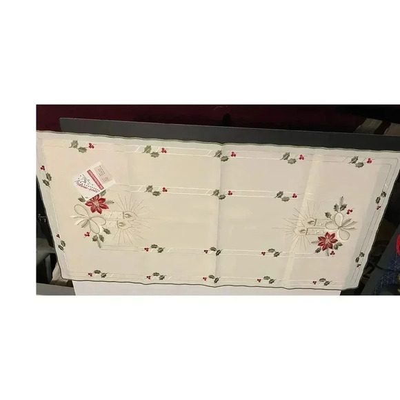 NWT Embroidered German Made Christmas Runner “Kerzenduett” 40 x 86 cm